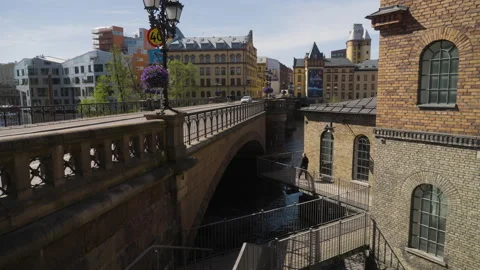 Car crossing Bergsbron bridge with Visualization Center in background, 스톡 동영상 180725329