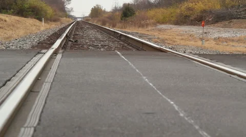 Car crossing train tracks 動画素材 931860