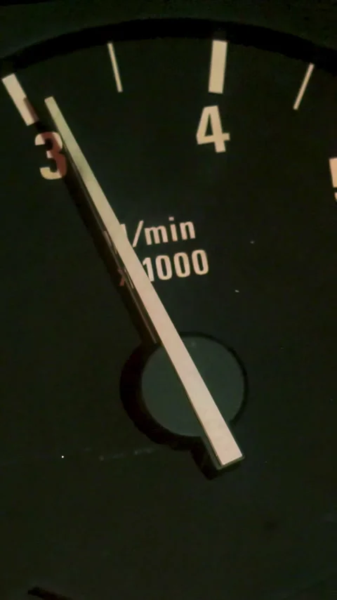 Car dashboard and speedometer with moving red arrow on zero while the automobile 스톡 동영상 306510941