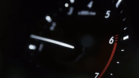Car dashboard. Quick increase in engine speed red zone, six thousand revolutions Vidéo 125830198