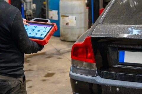 Car diagnostic specialist using electronic tablet scanner Foto stock