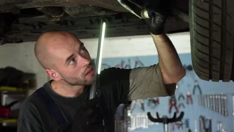 Car diagnostics. an auto mechanic inspects a car. auto repair shop. breaking. Vidéo 204878856
