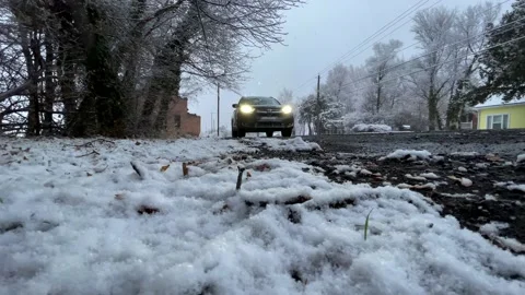 A car in the distance pulls up, with snow in the foreground Vídeos de archivo 150877052