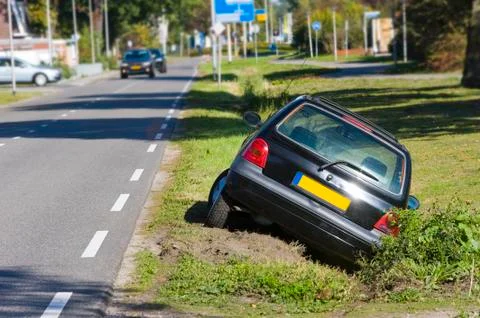 Car in ditch Foto stock
