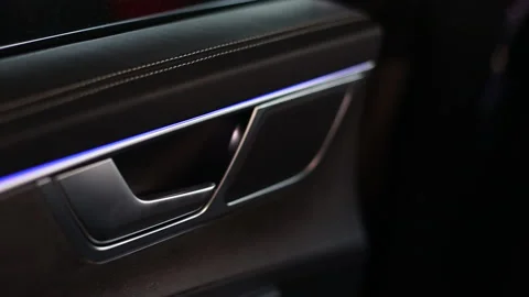 Car door handle from the inside. Rear row door card lined with leather and LED Vidéo 162700355