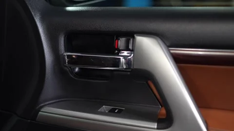 Car door interior trim panel with chrome handle and window switch. Vidéo 344596527