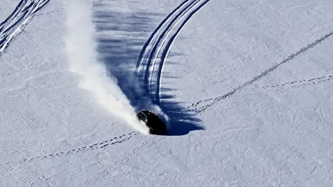 Car Drifting Through Snow Leaving Curved Tracks 動画素材 331037654