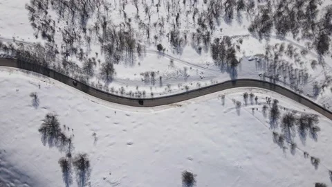 Car drive in snow winter day on the road in mountain range aerial view 스톡 동영상 232955375