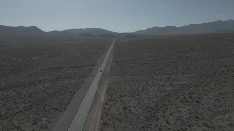 Car Drives Down Empty Desert Highway Vídeo Stock 257793711