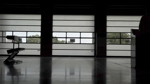 Car drives into a garage Vídeo Stock 129383674