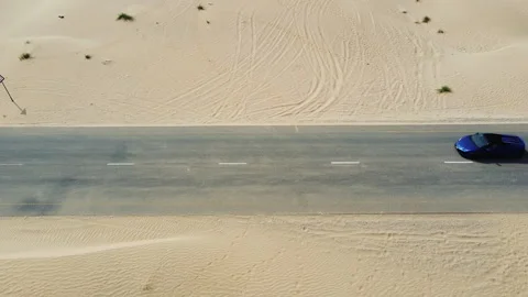 The car drives past the camera. Vídeo Stock 140669392