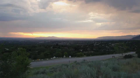 Car drives off into sunset Vídeo Stock 26035838