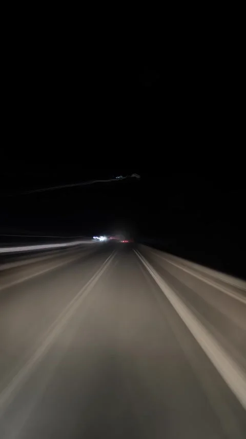 Car driving on a dark highway light trails timelapse Vidéo 340873854