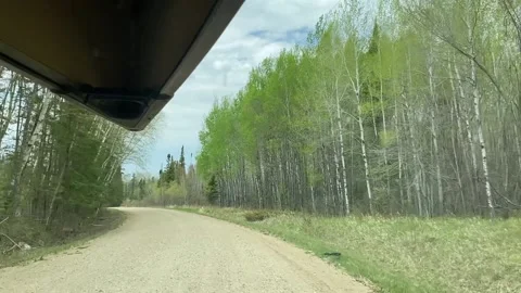 Car driving down dirt road with canoe or kayak on the roof Vidéo 236731359