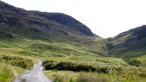 Car driving down from Hardknott Pass in Lake District mountains Vídeos de archivo 254859738