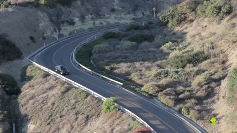 Car Driving down a steep and winding Road 스톡 동영상 142012028