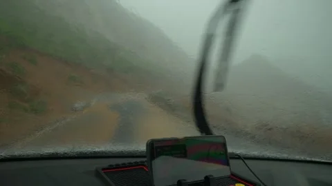 Car driving in heavy rain with less visibility, WIndshield wiper cleaning Vidéo 250324007