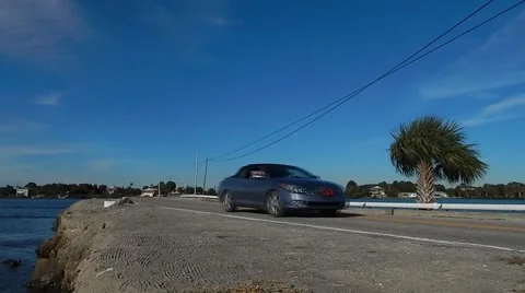 Car driving over bridge Vídeos de archivo 45228914