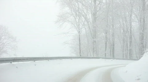 Car driving on Snow forest road Stockbeeldmateriaal 619829
