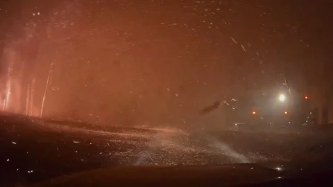 Car driving through dangerous wildfire embers and smoke at night Vídeos de archivo 332961639