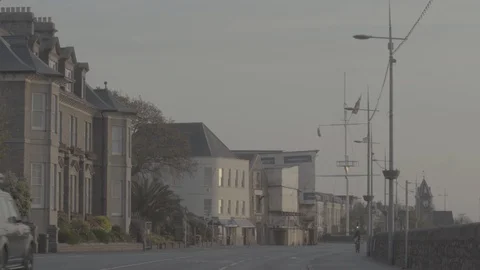 Car driving through quiet road at sunrise - SLOG 4k Vidéo 129662344