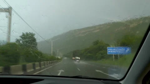 Car is driving through rain in the mountains Vidéo 277296941