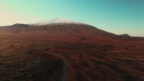 Car Driving Through Rugged Icelandic Landscape Near Glacier Vídeo Stock 307315471