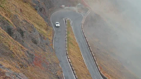 Car driving through the stelvio pass Vídeo Stock 169587345