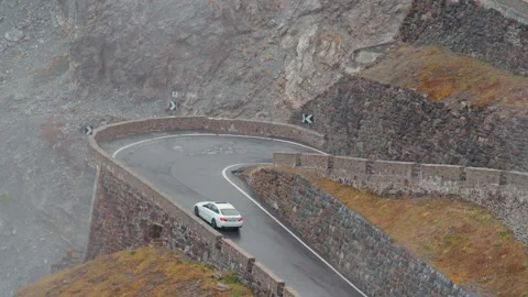 Car driving through the stelvio pass Vídeo Stock 169587362
