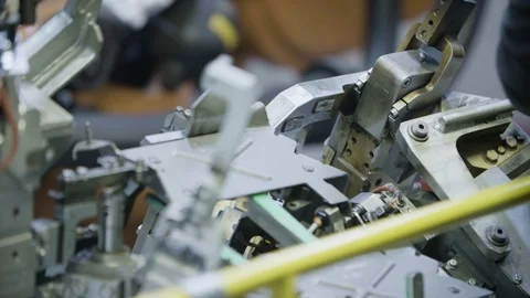 Car engine assembly on the production line. Automobile manufacturing plant Vídeo Stock 121097380