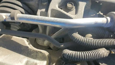 Car engine bay detail with silver AC line muffler and wiring harness 库存影片 331273161