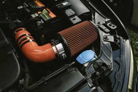 Car engine bay showing performance air intake system Foto stock