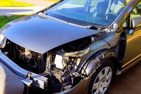 Car engine compartment exposed after collision repair work at residential Foto stock