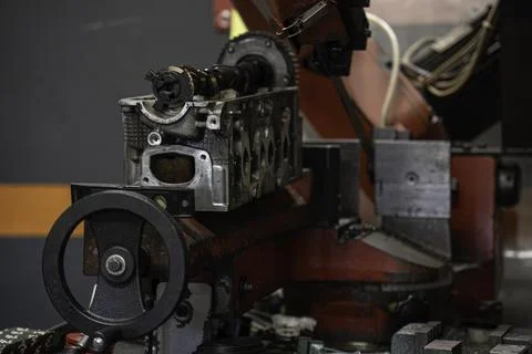 Car engine cylinder head assembly during grinding process Stockfoto's