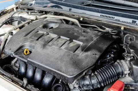 Car engine is engine dirty auto parts, dust accumulation. Dusty automobile .. Fotos Stock