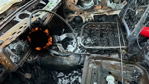 Car engine fire occurs during repair process in garage at night Vídeo Stock 342831645