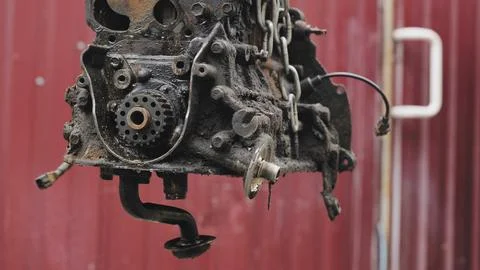 Car engine hanging in chain during repair process Stockfoto's