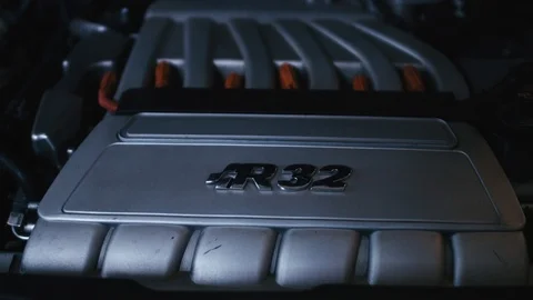 Car Engine Pan Left 4K 库存影片 94031026