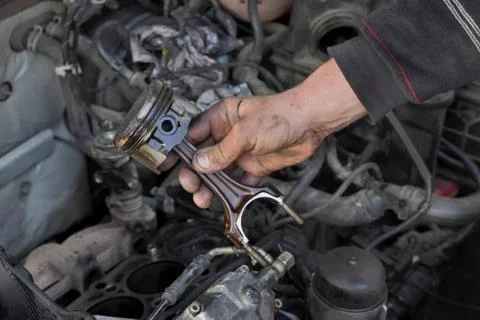 Car engine piston replacing 库存照片