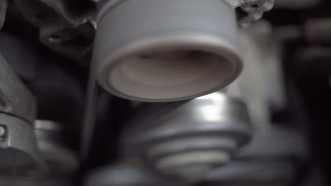 The car engine is running. Close-up of the engine turning. Vidéo 144079230