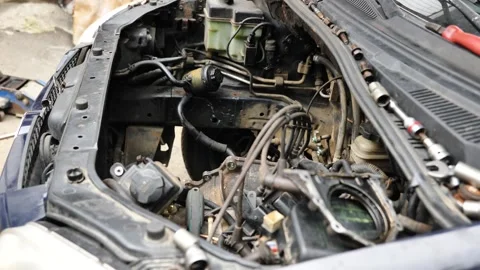 Car engine undergoing repair at auto service station Vídeos de archivo 318312978