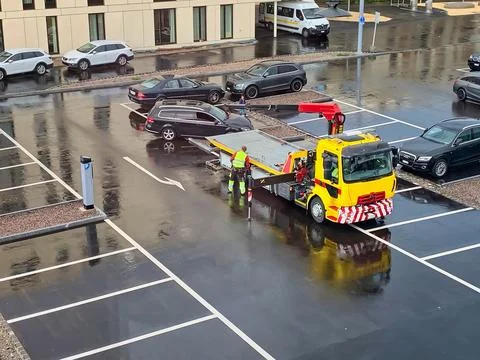 Car extraction with a mobile crane Foto stock