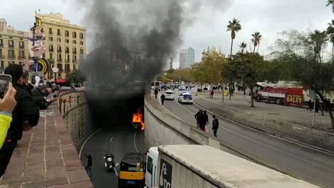 Car on fire forces to cut the Ronda del Litoral in Barcelona, Barcelona, ES - 04 Vidéo 260398352