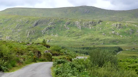 Car front view driving down to Black Valley Vídeos de archivo 130240409