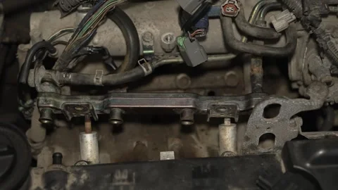 A car fuel rail bracket mounted inside a dirty engine. Vídeo Stock 342263012