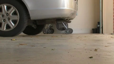 Car in garage Video stock 5164585