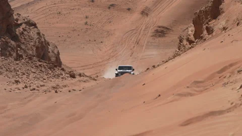 The car goes up the hill Vidéo 201789666