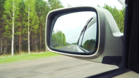 The car goes on the road, side view of the right rear-view mirror 库存影片 111133292