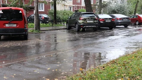 The car goes through a puddle. Video stock 116050174