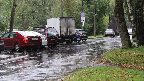 The car goes through a puddle. Video stock 116050738